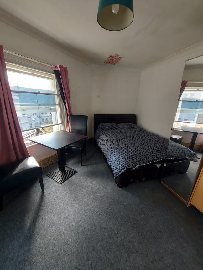 Very Large Corner Room Near the Square Bills Inc Main Photo