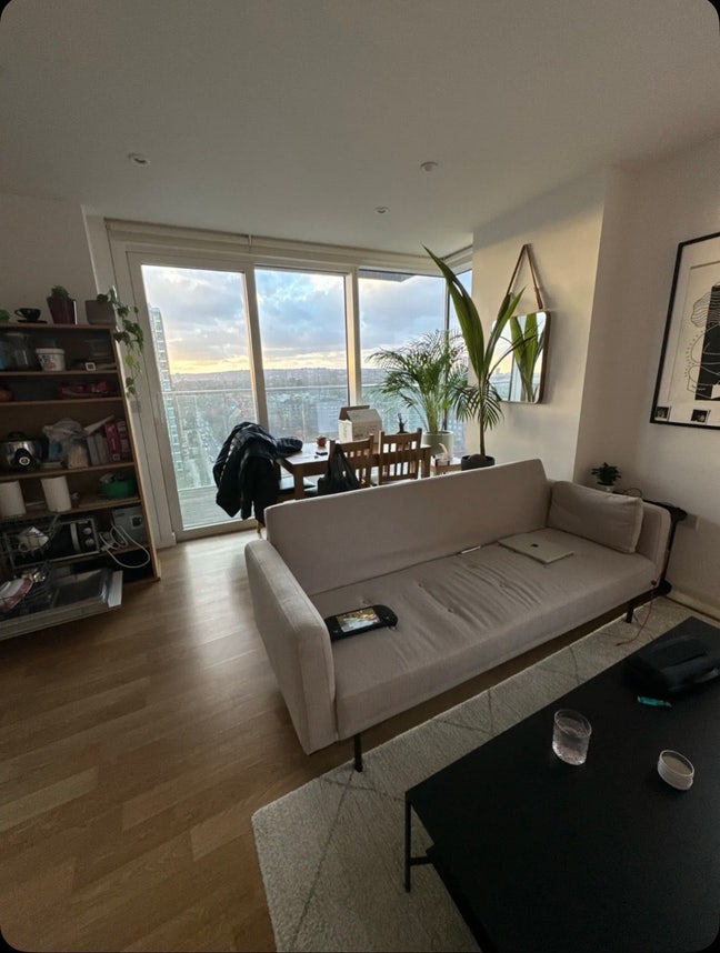 Large Room in shared flat Main Photo
