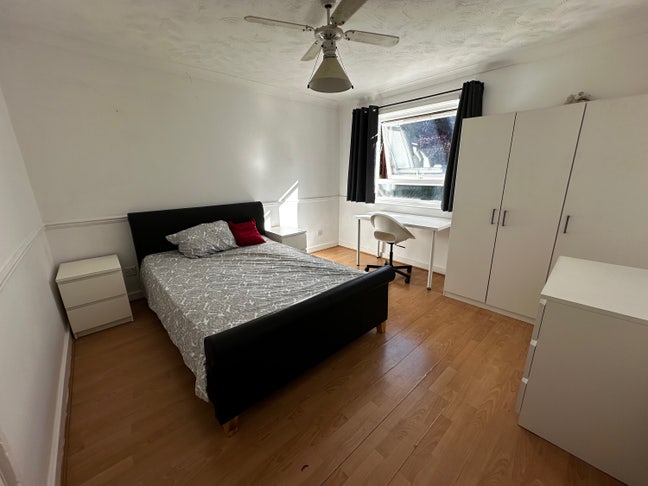 Large Double Room, Furnished, Fully Inclusive Main Photo