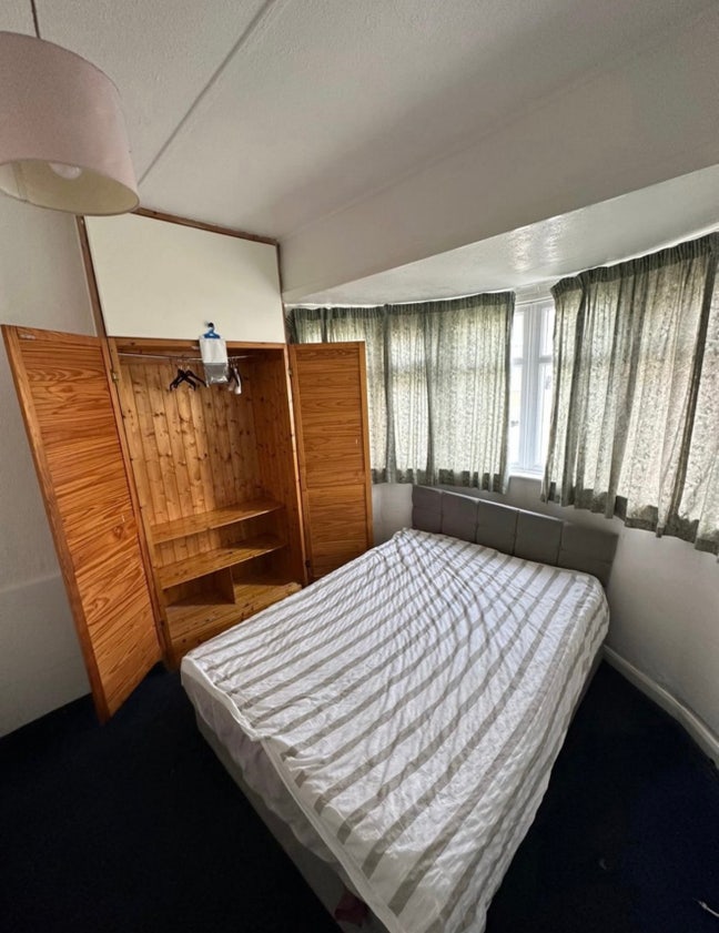 Large size double bedroom opposite Ealing Broadway Main Photo