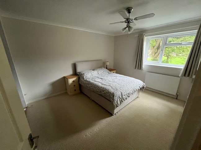 Large room & large wardrobe - Bills included Main Photo
