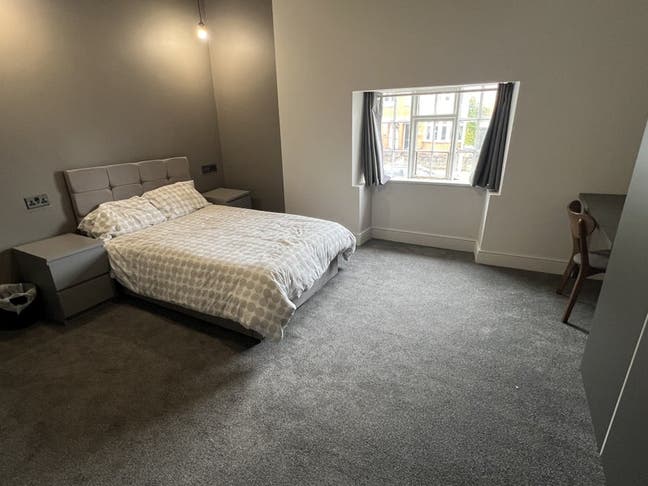 Large Double Room to Let Main Photo