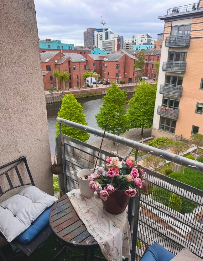  Room with Canal view- 10 mins to station!  Main Photo