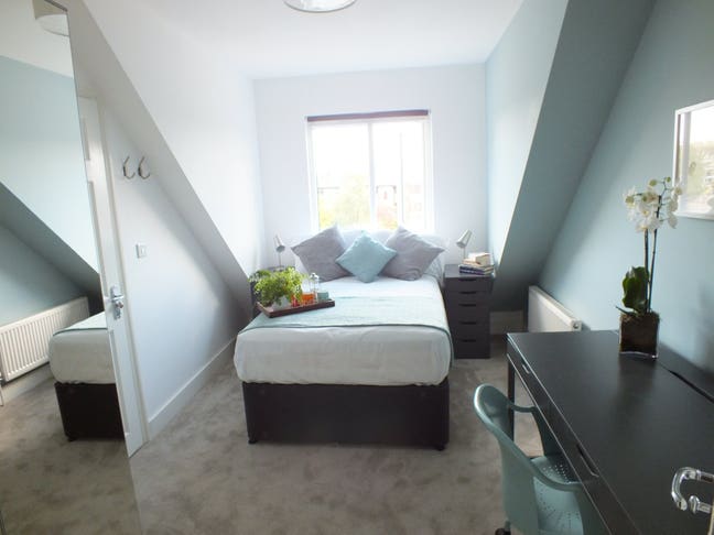 Elegant Room walking distance to Reading Station! Main Photo