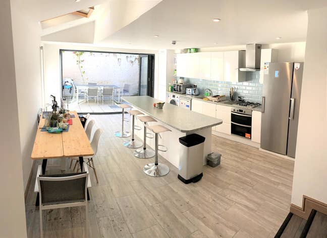 Bright modern ensuites in Clapham Main Photo