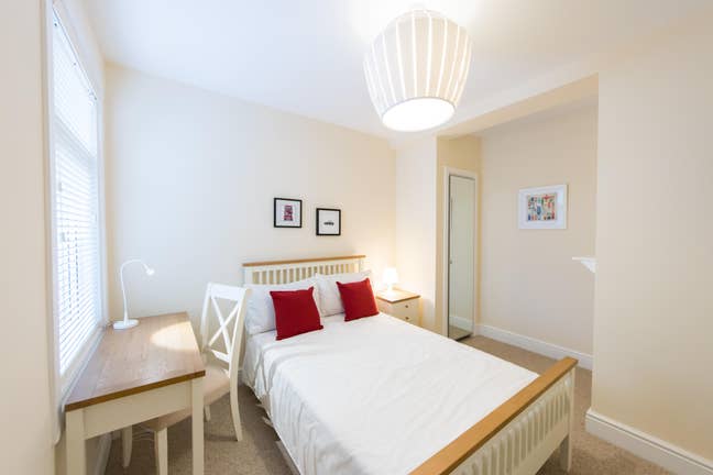 A Newly Decorated Double Ensuite Room Main Photo