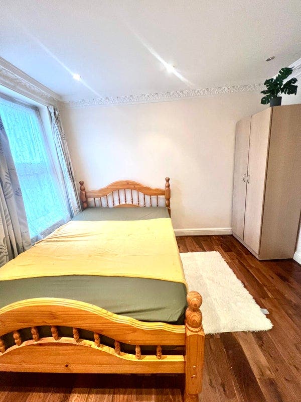 3 Double Room in Greenwich (Available for Couples) Main Photo