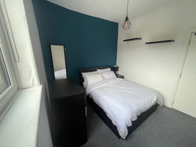 Spacious Double Room Available in Modern HMO Main Photo