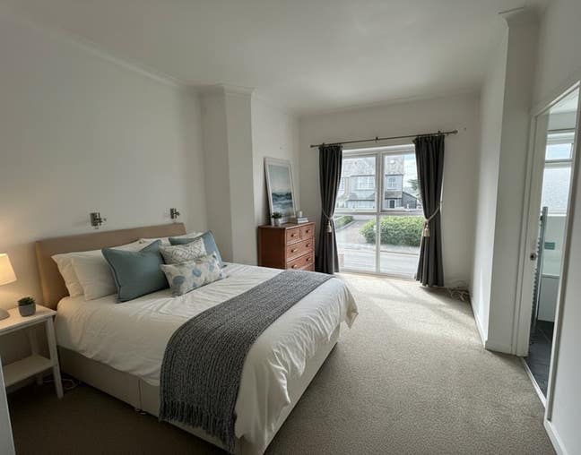 Prime Location Living, Large ensuite - Newquay  Main Photo