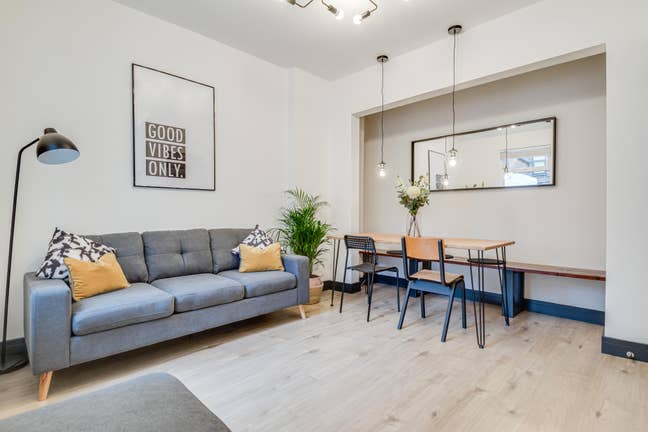 Ground Floor Room in BT4! Main Photo