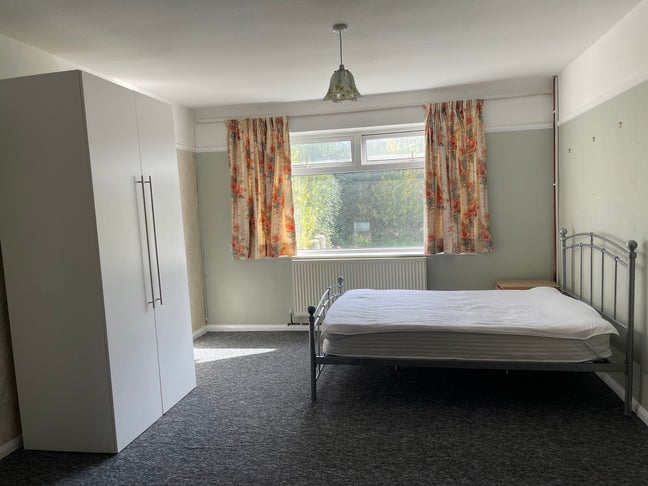1 bedroom Studio available now. Close JR, Brookes. Main Photo