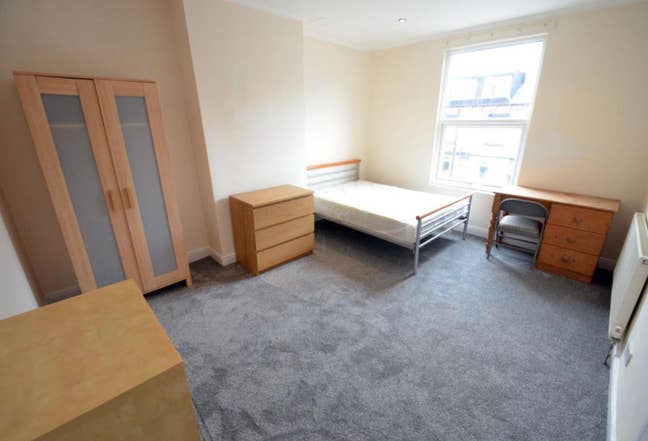 Spacious double room, bills inc, near Leeds centre Main Photo