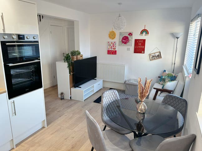 🏡 Stunning 4-Bed, 4-Bath House – NG2 Main Photo