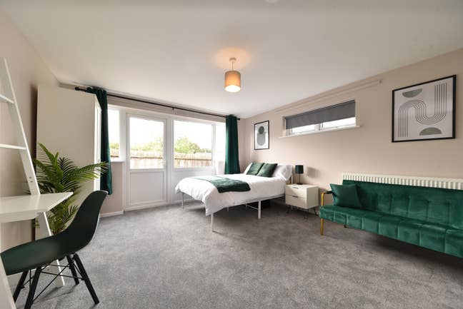 Spacious Double Rooms with Ensuites  Main Photo