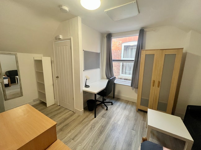2 ensuites (incl. 16m²); 10 mins QMC/UoN Main Photo