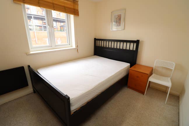 Beautiful Room in Clean 3-Bed Flat – E14 Location Main Photo