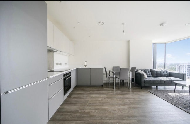 Someone to share a 2 bed apartment with Main Photo