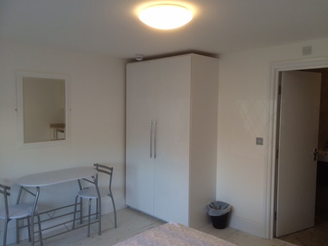   Ensuite Rooms for Professional & Small Kitchenet Main Photo