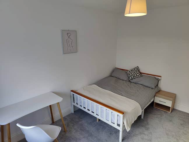 Bright Double Room near Greenford Station Main Photo