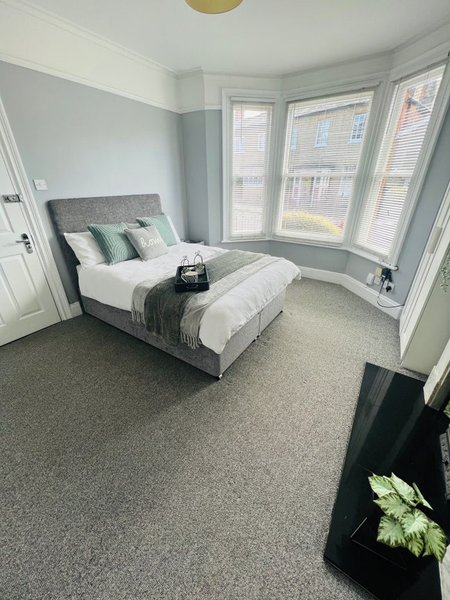 Large Double Room Available from 07/11/2025! Main Photo
