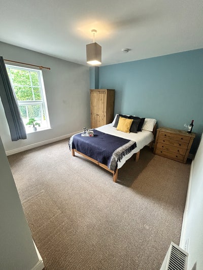 Ensuite- off Road Parking - LN5 Main Photo