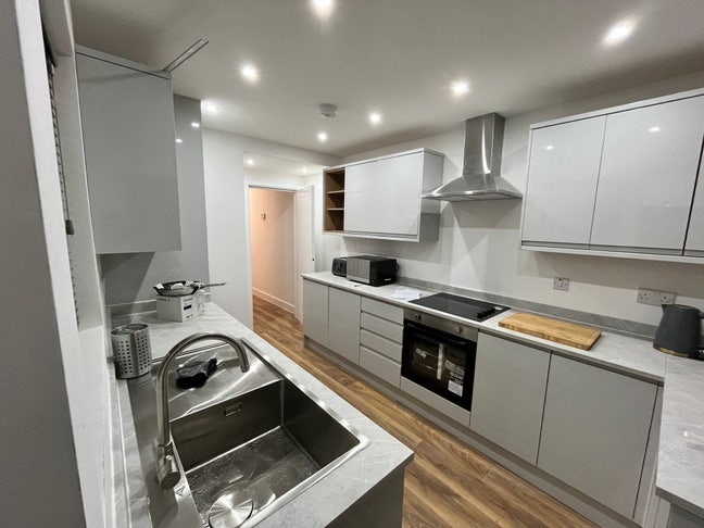 221 - Brand New Ensuite Rooms - Great Location! Main Photo