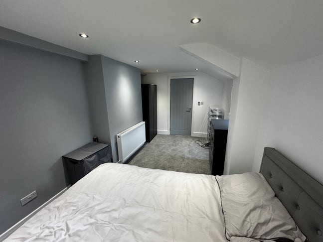 A bright double room Main Photo