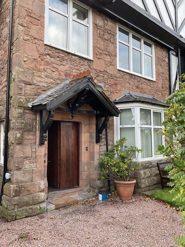 Six bedroom house suitable for workers/contractors Main Photo