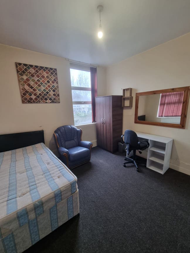 Spacious Double Rooms Available Main Photo