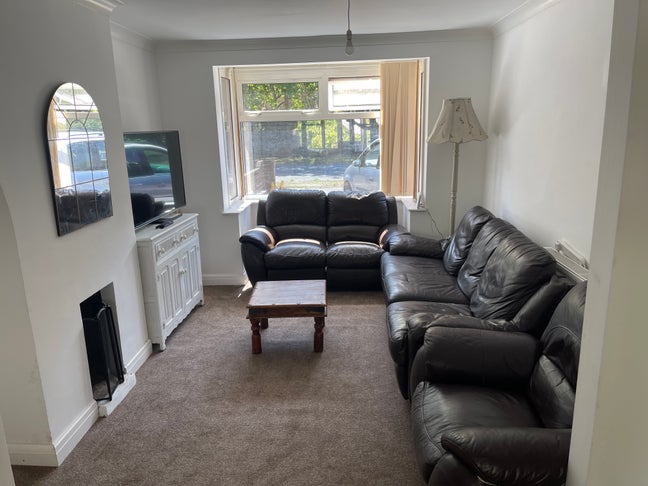 3 bedroom house with huge garden  Main Photo