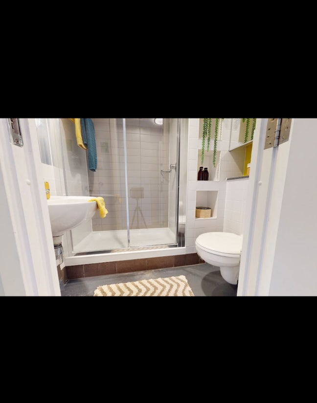 Ensuite Room Main Photo