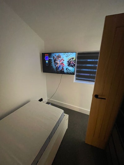 Single room in a newly rufurbished house  Main Photo