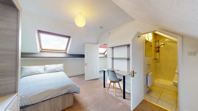 Last Room In Student House to rent Main Photo