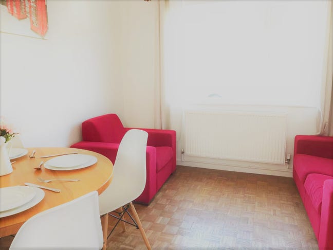 Large Double  Close to Train Station and Hospital Main Photo