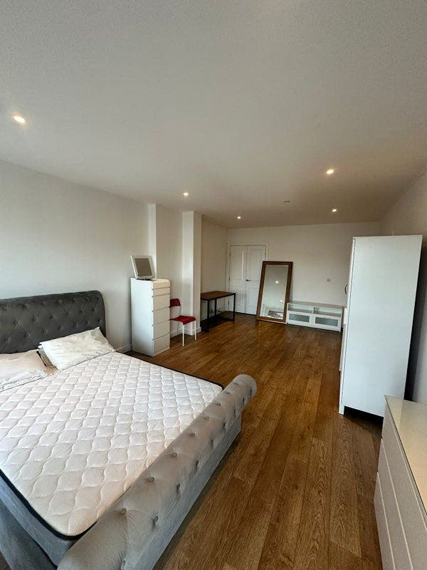 XXL Double *Riveriside 4Bed Flat in N. Greenwich Main Photo