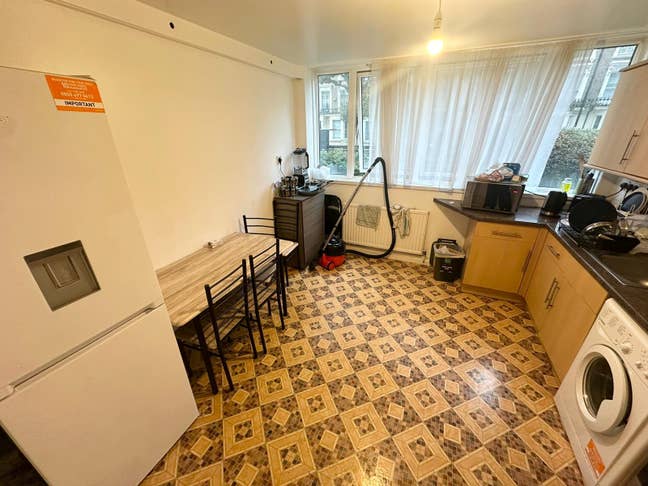 Spacious room available now in safe location ! Main Photo