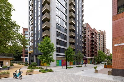 Double w/ Private Balcony in Female 3Bed Flat *E&C Main Photo