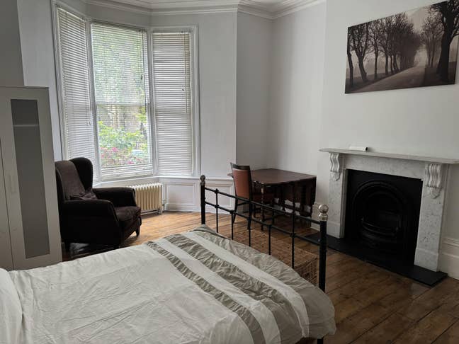 Large Bright Airy Room Main Photo