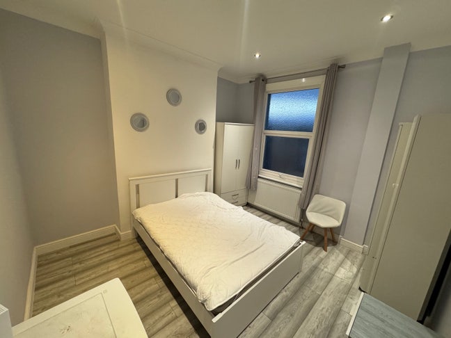 Room in Lewishaw Main Photo