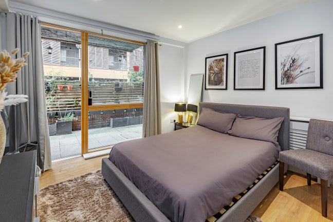 2 double bedroom 2 minutes from Devon’s Road DLR Main Photo