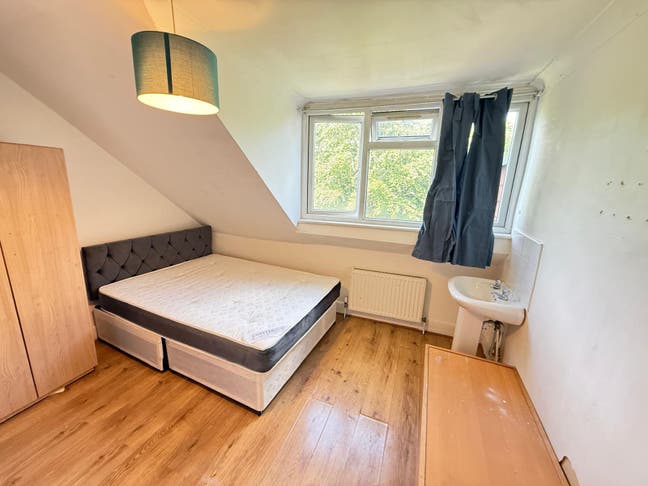 Double Room To Let in Thornton Heath CR7 Incl Bils Main Photo