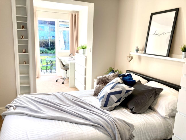 Relax in a Snug Living Room - Don't Miss Out 💛🏡
 Main Photo