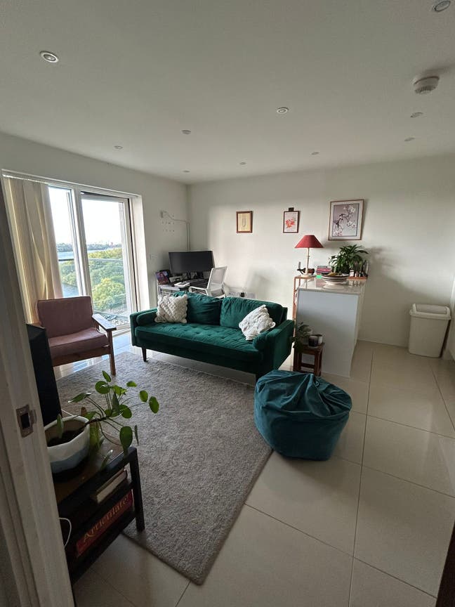 NW9 penthouse 1-bedroom flat (rent includes bills) Main Photo