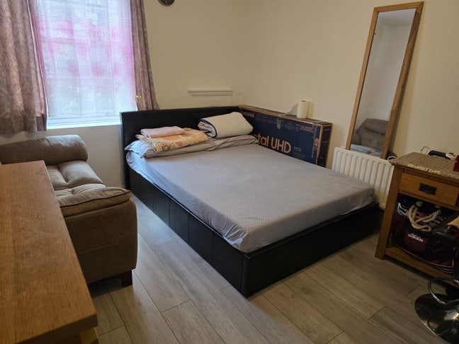 2 bedroom flat in Devon’s road  Main Photo