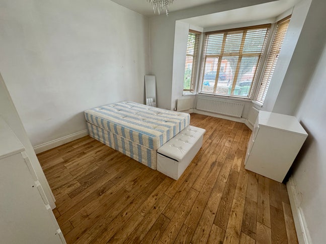 Large Double Room Main Photo