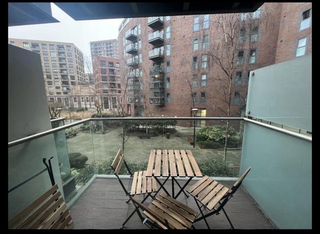 Big Ensuite Room,2 bed flat, next to CanadaWaterSt Main Photo