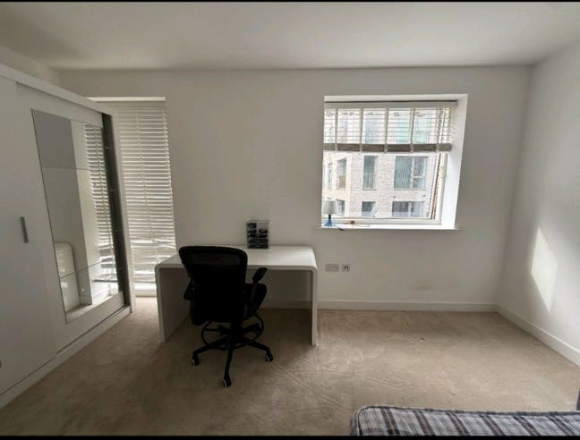 North Greenwich Room with Desk, 2 weeks rent free Main Photo