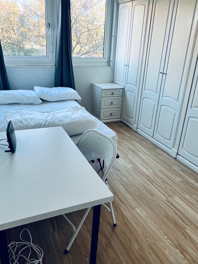 4 bed flat + lounge Mile End tube students only Main Photo