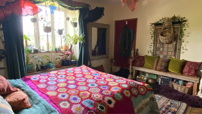 Large furnished room with art studio for winter Main Photo