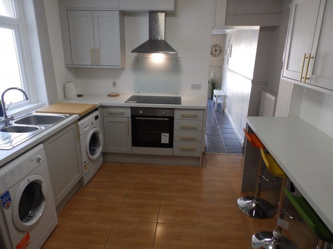 En-suite Room takeover ASAP! Main Photo